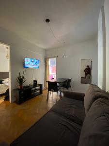 Dos ambientes frente al Hospital