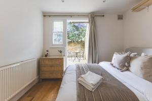 Luxury 2 Bedroom Apartment - Minutes From Train Station With FREE PARKING