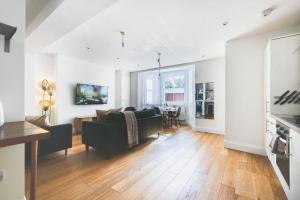 Luxury 2 Bedroom Apartment - Minutes From Train Station With FREE PARKING