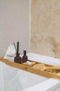 Luxury 2 Bedroom Apartment - Minutes From Train Station With FREE PARKING