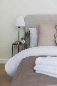 Luxury 2 Bedroom Apartment - Minutes From Train Station With FREE PARKING