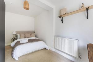 Luxury 2 Bedroom Apartment - Minutes From Train Station With FREE PARKING