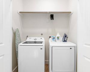 Modern + Contemporary Home Minutes from DT Houston