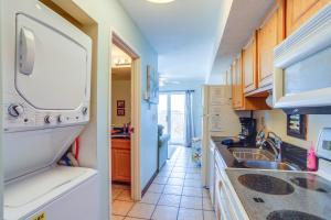 Waterfront Bass Island Retreat with Balcony and TV