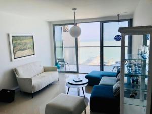 Luxurious and modern oceanfront apartment with views of the historic city 2B and 2BR