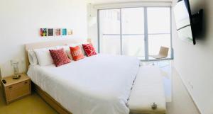 Luxurious and modern oceanfront apartment with views of the historic city 2B and 2BR