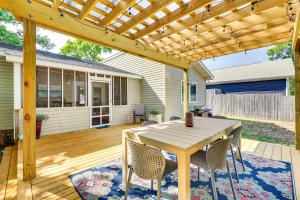 Oak Island Cottage Minutes to Long Beach!