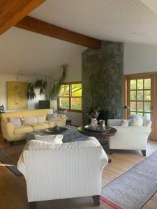 West Vancouver 3 bedroom Spacious Very Well Maintained Close to Ocean Mts Hikes Golf Shopping City Whistler - Ubytování bez kategorie ve městě West Vancouver