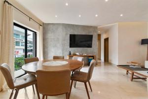 Prime 5th Ave Stay - 4BR with King Beds & City Views