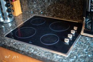 Best Spot on 5th Ave - 2BR with King Beds & Style