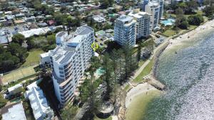 Golden Beach Ocean Views, Passage at your Doorstep