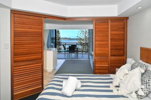 Golden Beach Ocean Views, Passage at your Doorstep
