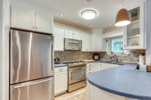 Oak Island Cottage Minutes to Long Beach!