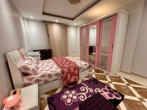 Purple Room in a sharing apartment