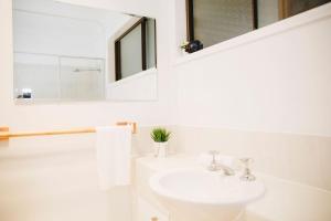 Perfect Location 4BR Home Warana - 200m to Beach!