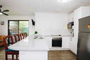 Perfect Location 4BR Home Warana - 200m to Beach!