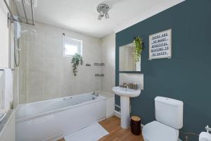 Stylish Duplex Apartment - Close to City Centre - Free Parking, Balcony, Self-Check-In, Fast WiFi and Smart TVs by Yoko Property