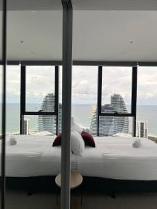 Sky above, Ocean Beyond - Lv 43 Luxury Apartment with Panoramic View on The Star Casino Broadbeach