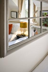 Cosy Cotswold Lodge by Your Home Here - ideal for families, log-burner, spa, private parking, EV Hookup included and heated swimming pools