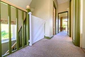 Cosy Cotswold Lodge by Your Home Here - ideal for families, log-burner, spa, private parking, EV Hookup included and heated swimming pools