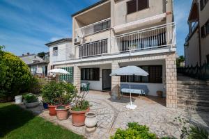Apartments with parking space Pula - 2252