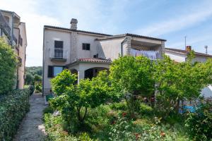 Apartments with parking space Pula - 2252