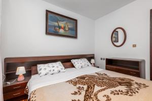 Apartments with parking space Pula - 2252