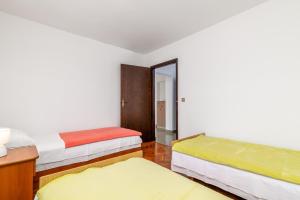Apartments with parking space Pula - 2252