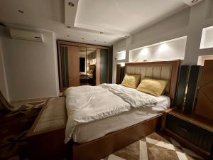 Purple Room in a sharing apartment