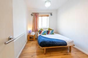 London Stratford - Spacious 2 bed flat with secured parking & private garden