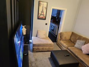 Apartment - Sleeps 5 - Great Location - Parking