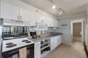 Enjoy the Waikiki Banyan with ocean fun, top amenities, and prime location! (11104)