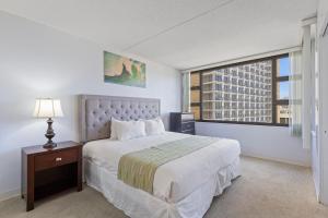 Enjoy the Waikiki Banyan with ocean fun, top amenities, and prime location! (11104)