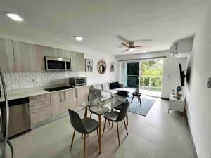 Modern Beach Apartment - Walk to Playa Mantas & Beach Club Access