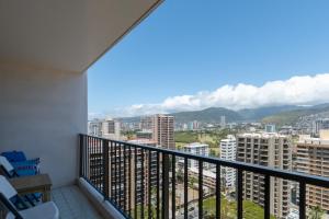 Mountain Views a block from Waikiki Beach 2113T2