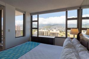 Mountain Views a block from Waikiki Beach 2113T2