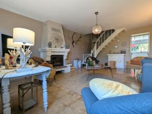 Maisons de vacances Maison avec piscine privative et jacuzzi a Rouvres-les-Bois - FR-1-591-722 : photos des chambres