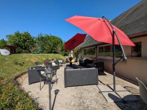 Maisons de vacances Maison avec piscine privative et jacuzzi a Rouvres-les-Bois - FR-1-591-722 : photos des chambres