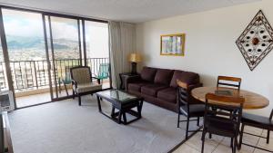 Spacious Waikiki Banyan Condo with Ample Sleeping, Walk to Beach, Great Views and Free Parking (22201)