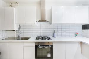 Five-bedroom Detached House Garden View Near Train Station in London