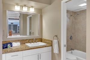 Oceanview Upper Floor Waikiki Condo with King Bed & Free Parking (12214)