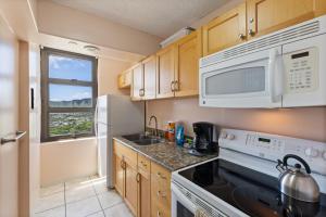 Sky-High Oceanview Escape at Waikiki Banyan with Free Parking (23214)