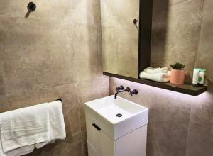 Comfy 1 Bedroom Apartment with WiFi and Parking