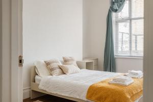 Cozy room with shared bathroom
