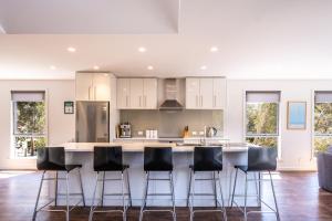 Freycinet Haven- 4-bedroom house at the edge of the National Park & great views of the Hazards!