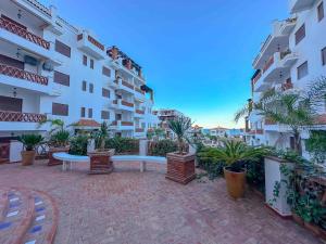 Spacious, swimming pool and proximity to sea