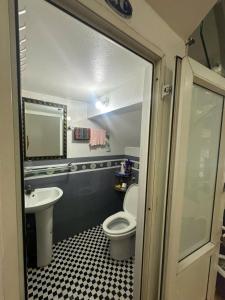 Ớt Hostel - 128 Cái Bèo, TT Cát Bà