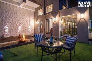 StayVista at Bourbon Sky with Bonfire, BBQ, Lawn