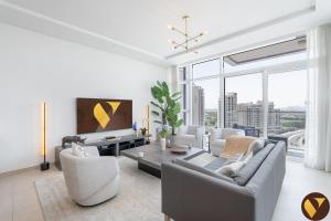 Vogue Vacation Homes, JLT Banyan Tree Residences Hillside, near Marina and JBR, Two Bedroom Apartment with Balcony and City View, Access toAmenities