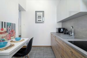 Comfortable Apartment Near the Old Town by Noclegi Renters